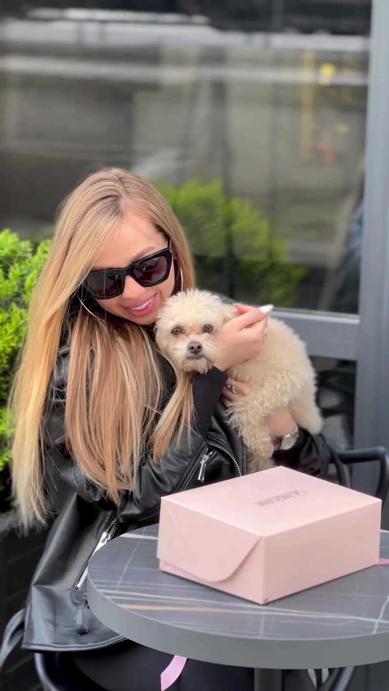 女子户外抱着宠物狗