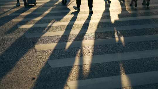 斑马线行人光影