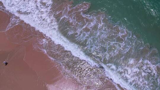 上帝视角唯美海滩海浪超级慢镜头