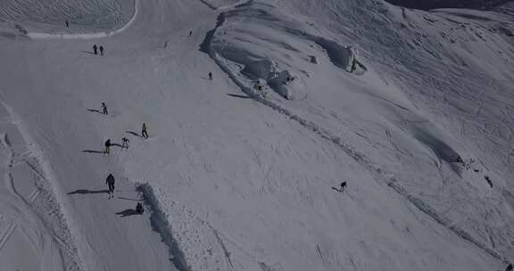 一架无人机在滑雪坡上开枪