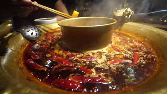 沸腾的重庆红油火锅
