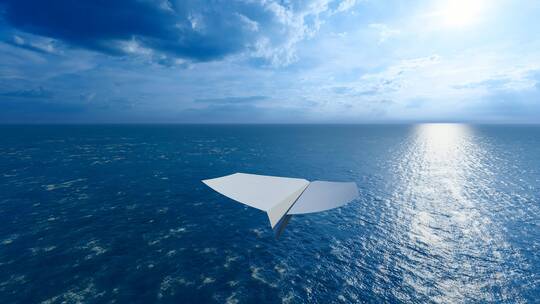 4K 纸飞机迎着太阳飞过海洋