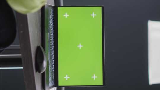 笔记本电脑的绿色屏幕视频素材模板下载