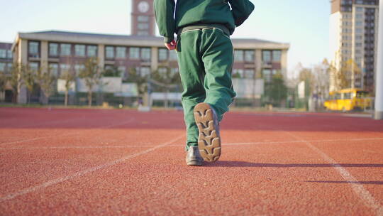 操场小男孩奔跑视频素材模板下载