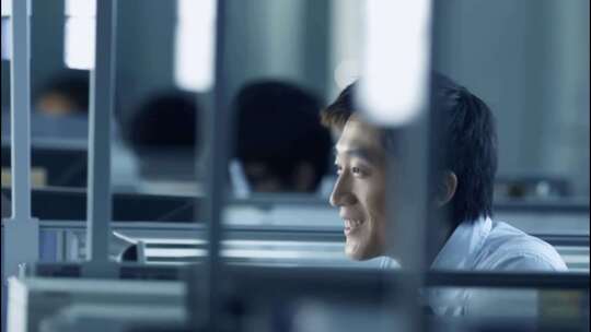 办公室内微笑男士工作场景
