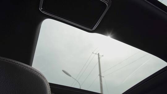 奔驰车天窗视角乘客人仰望天空第一视角行车视频素材模板下载