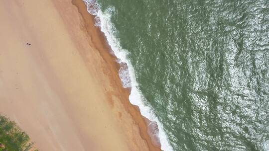 海滩海浪俯视下降右环绕