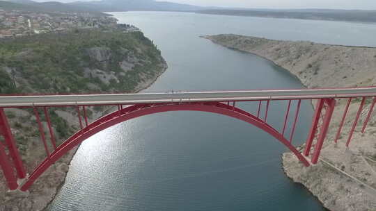 克罗地亚马斯莱尼察桥。乔治的红色钢桥。马斯莱尼察海峡的景色。向后飞行