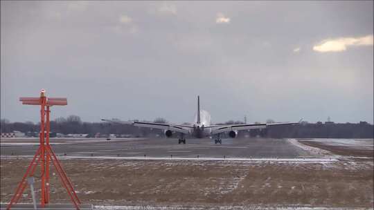 机场航拍特写飞机降落视频素材模板下载
