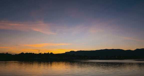 延时日出彩色天空在班达内拉村印度尼西亚班达群岛马鲁古