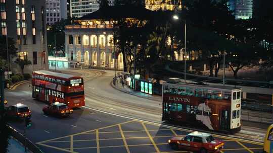 香港夜晚市区街头路口公车叮叮车出租车穿行