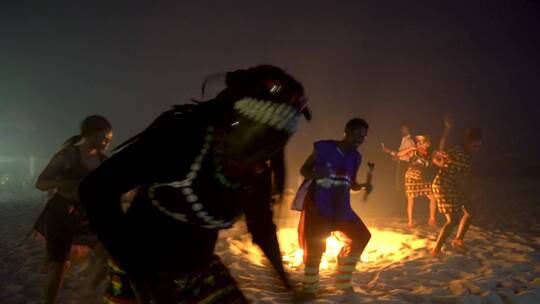 非洲部落舞者在西非的篝火前随着鼓的节奏跳舞视频素材模板下载