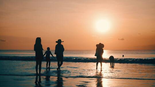 黄昏一家人在海滩上玩耍视频素材模板下载