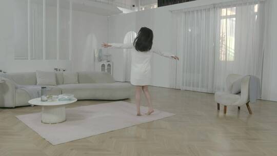 小资女孩白色居家空间跳舞意境艺术概念房产