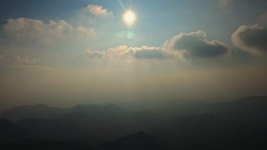 唯美天空丁达尔光效上帝之光芒洒向大地山脉