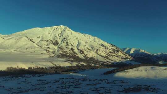 新疆阿勒泰禾木村早晨日出航拍 雪山小镇