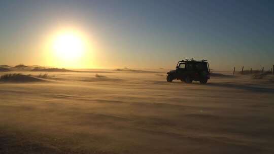 沙漠夕阳下的越野车