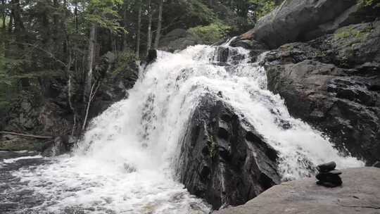 悬崖山谷瀑布流水特写