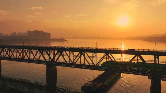 夕阳下火车驶过钱塘江大桥4K航拍