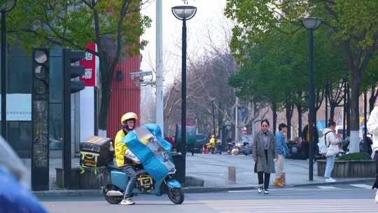 城市马路斑马线人行道行人人流街景视频素材