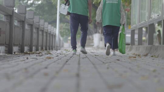 社区医生下乡背影乡村医生家庭医生上门服务