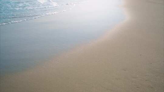 【4k】阳光海浪拍打在沙滩上特写