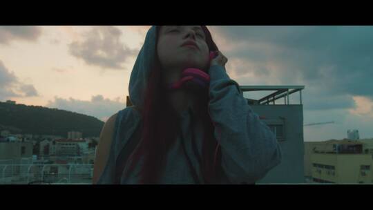 红头发女孩在屋顶听音乐视频素材模板下载