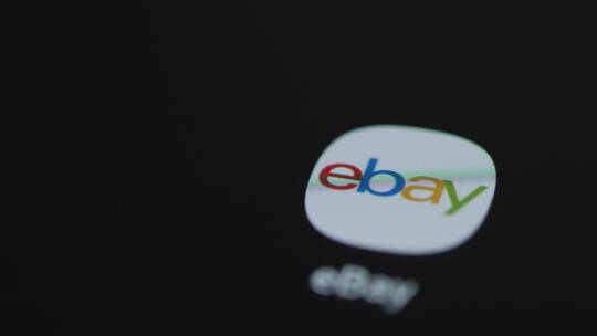 手指点击Ebay应用程序的特写镜头视频素材模板下载