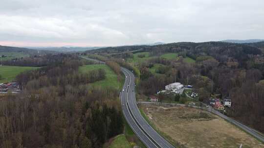 高速公路和丘陵