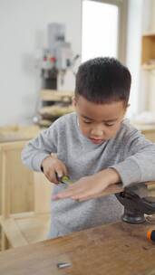 培养儿童动手能力木工实操小男孩独自专心