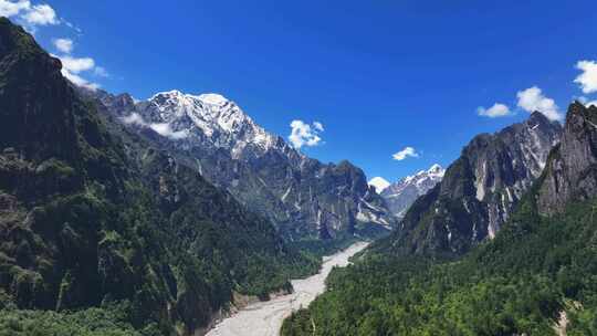 燕子沟航拍四川第二高峰中山峰雪山河谷风光