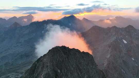 空中雪山云景山峰山谷早晨日出