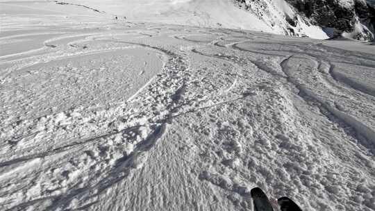 冬季山区自由滑雪偏远地区肾上腺素运动