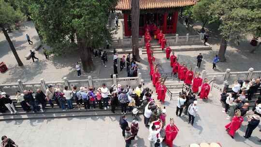 古建筑前传统仪式活动场景