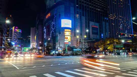 城市街道路口灯红酒绿夜景