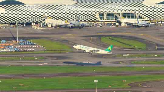 深圳机场起飞、降落的春秋航空客机