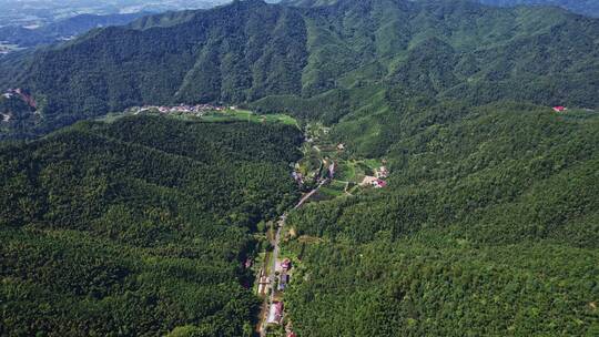 鸟瞰浏阳周洛大峡谷山谷里的乡村yz