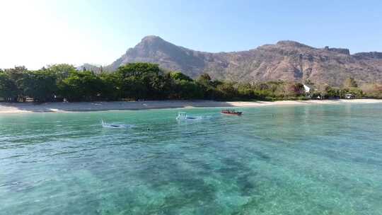 海滩景观与丘陵高清在线视频素材下载