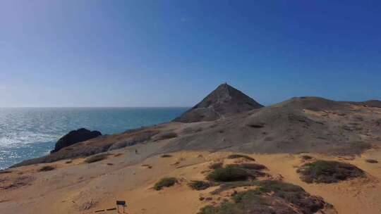 碧空下的海边小山