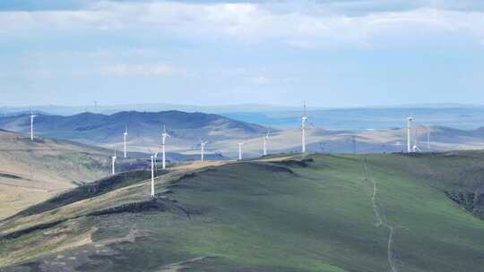 航拍内蒙古满洲里市草原上的风力放电机视频素材模板下载
