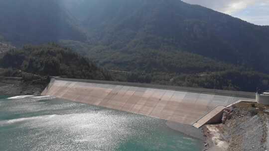 平静绿松石水的山坝