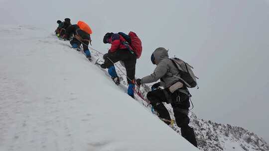 风雪中攀登四川贡嘎山区贡巴峰的登山者