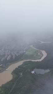 雨雾中的山林田园