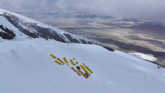 航拍攀登慕士塔格峰雪山登山者的C1营地