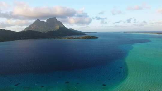 航拍波拉波拉岛大海海滩海浪度假村度假酒店