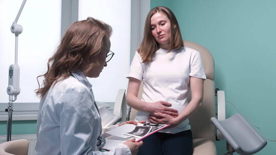 妇科医生告诉孕妇超声波的结果视频素材模板下载