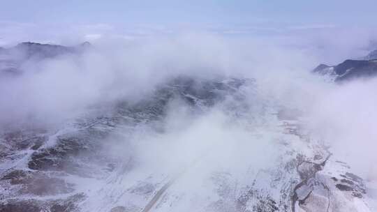 雪山云海间的公路