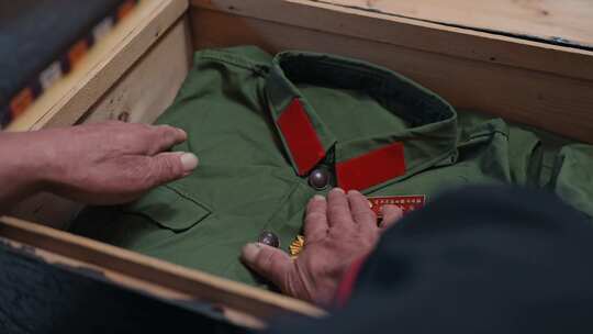 收藏箱子里牺牲的战友老照片老军装荣誉勋章视频素材模板下载