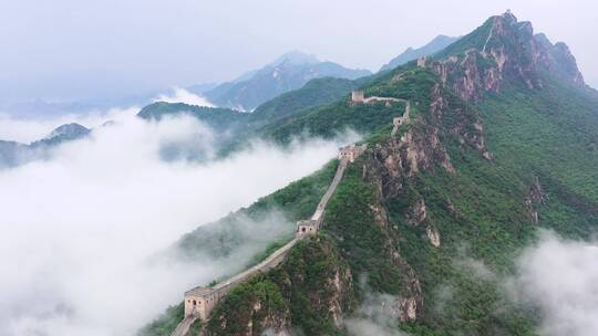 航拍雨后的长城云海翻滚震撼场景