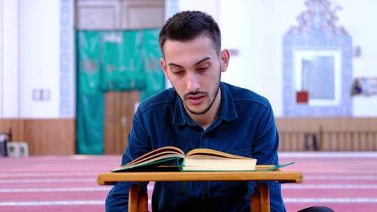 青少年阅读古兰经视频素材模板下载